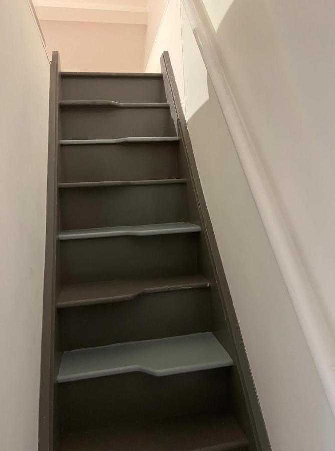 Beautiful 1 Bedroom Penthouse Flat Apartment *