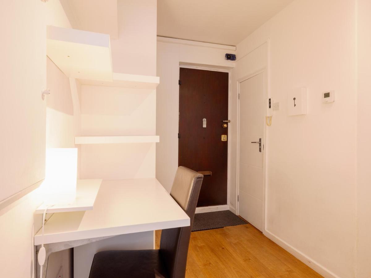Spacious Flat In South With Balcony - Pass The Keys Apartment *