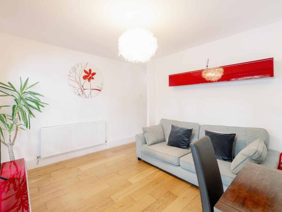 Spacious Flat In South With Balcony - Pass The Keys Apartment