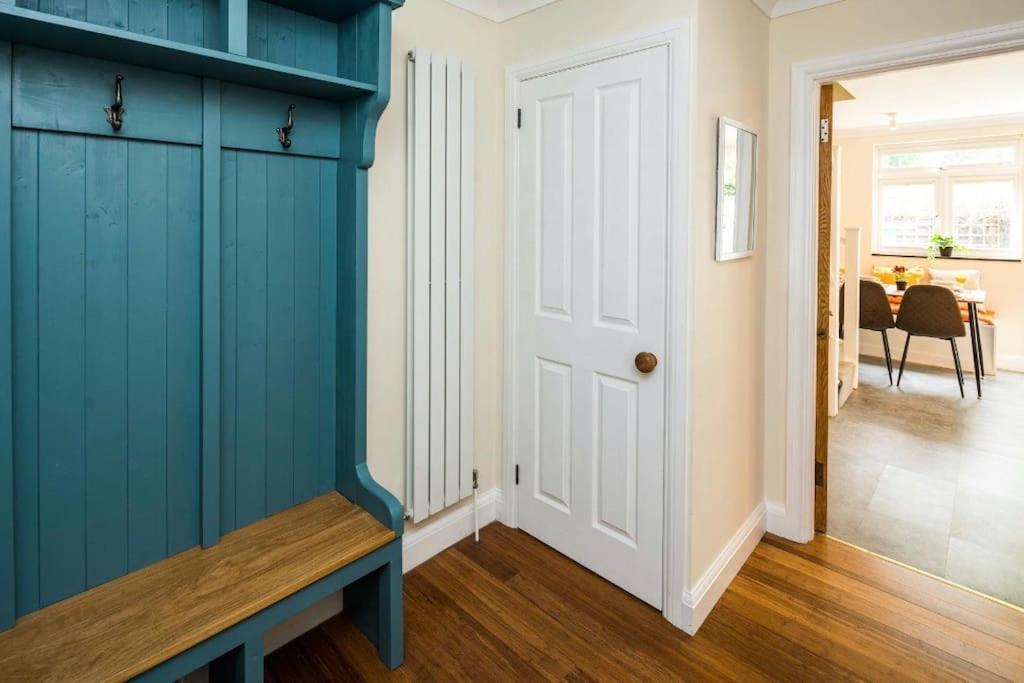 Apartment Where Style & Convenience Combine- Photo Id Required *
