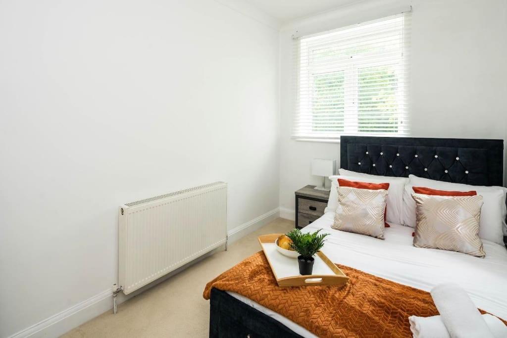 Apartment Where Style & Convenience Combine- Photo Id Required London