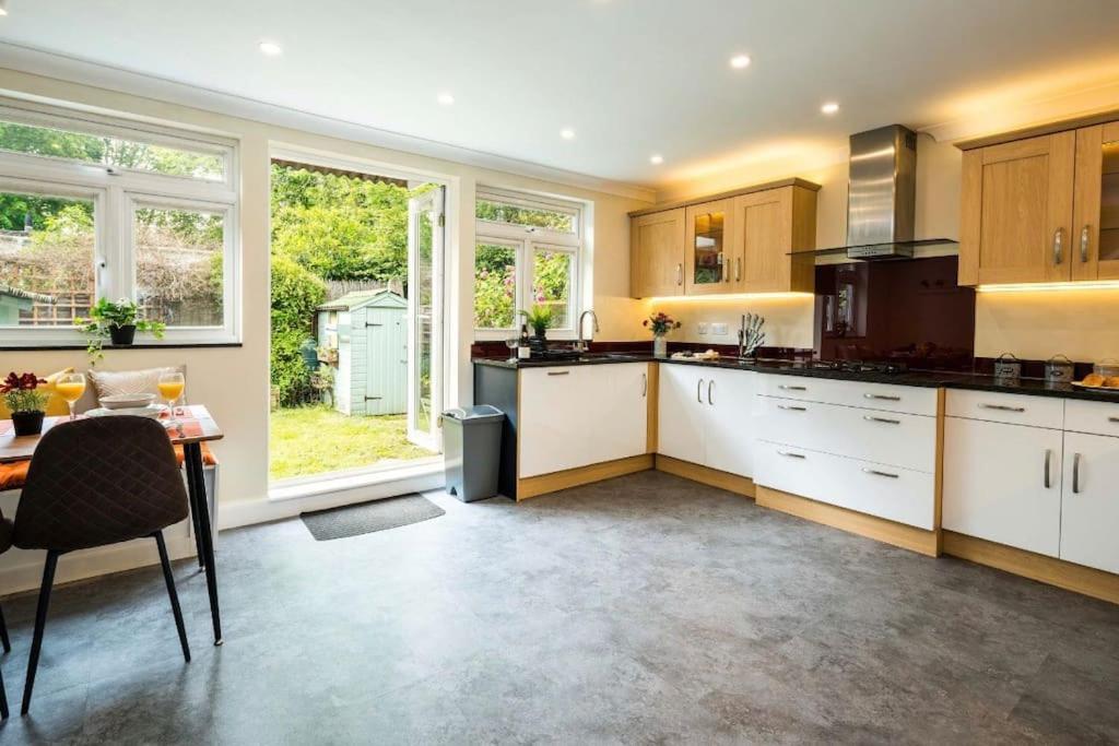 Apartment Where Style & Convenience Combine- Photo Id Required London