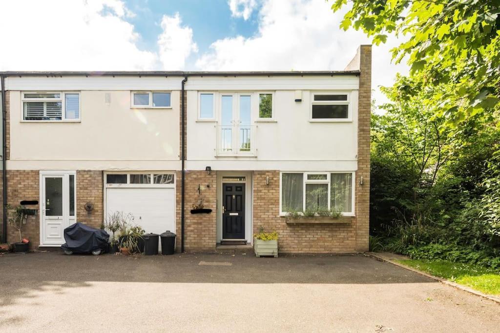Apartment Where Style & Convenience Combine- Photo Id Required London