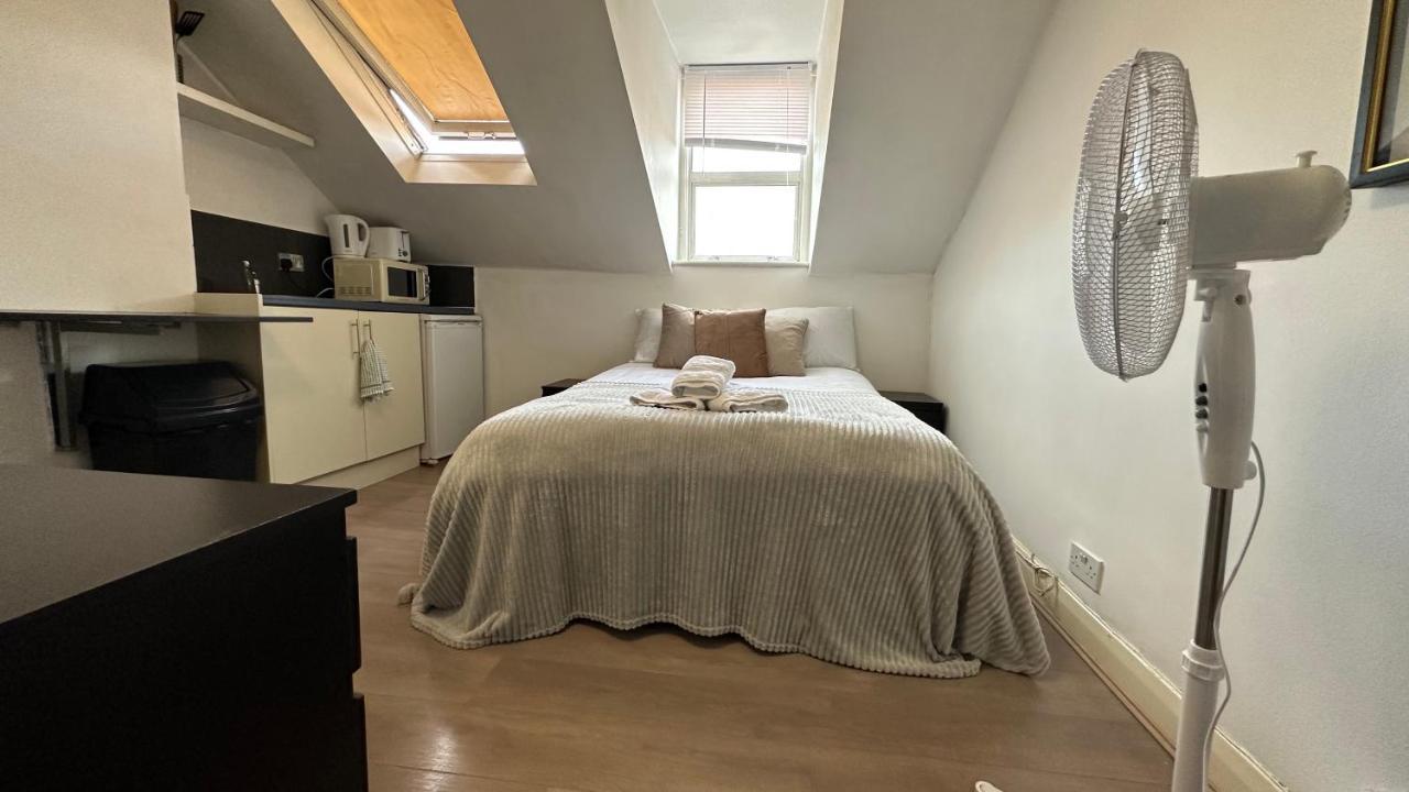 Economic Sheperd's Bush Apartment London