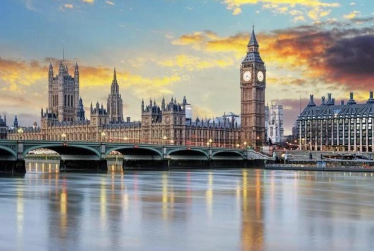 Apartment 3 Bedroom With Private Terrace In Pimlico, Westminster, Victoria London