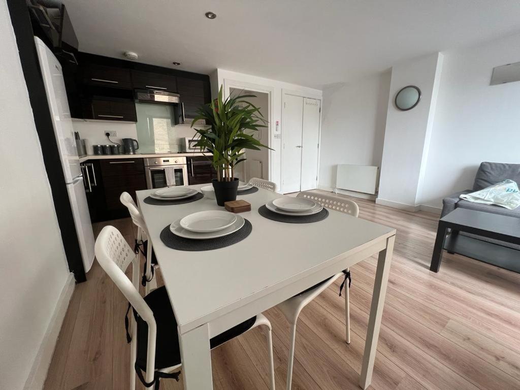 Apartment Full Apartment! Brick Lane!