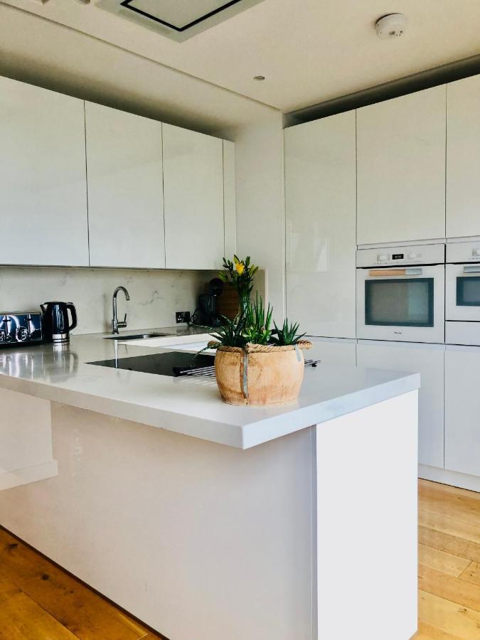 Luxury 2 Bedroom 20 Min From * London