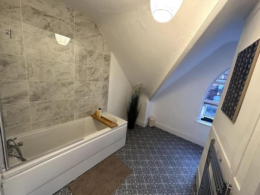 Spectacular 2 Bedroom On Tower Bridge * Londen