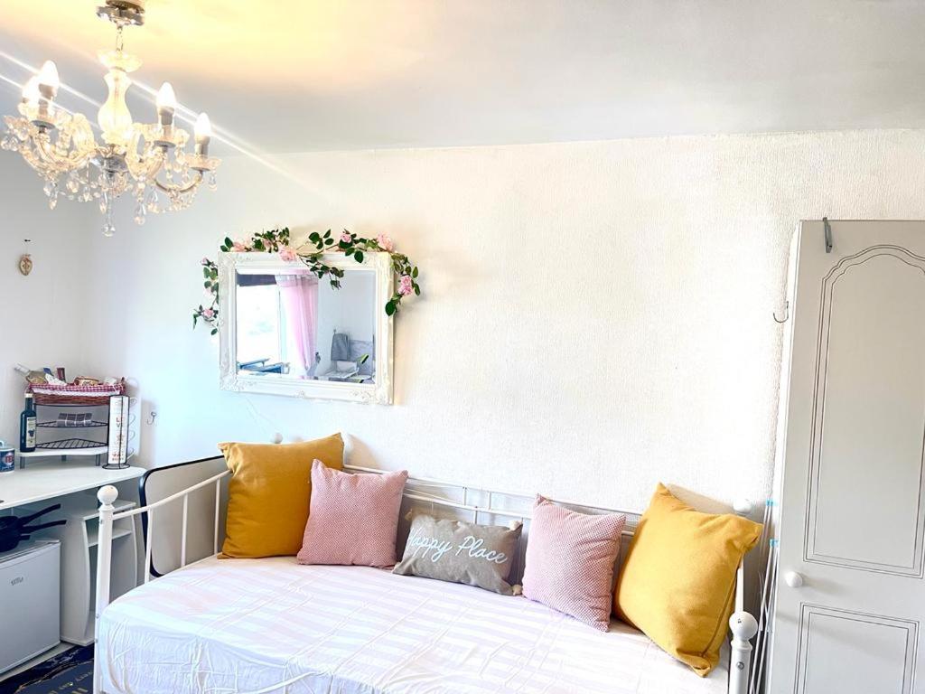Happy Place With Kitchenette- Female Only Pensión Londres