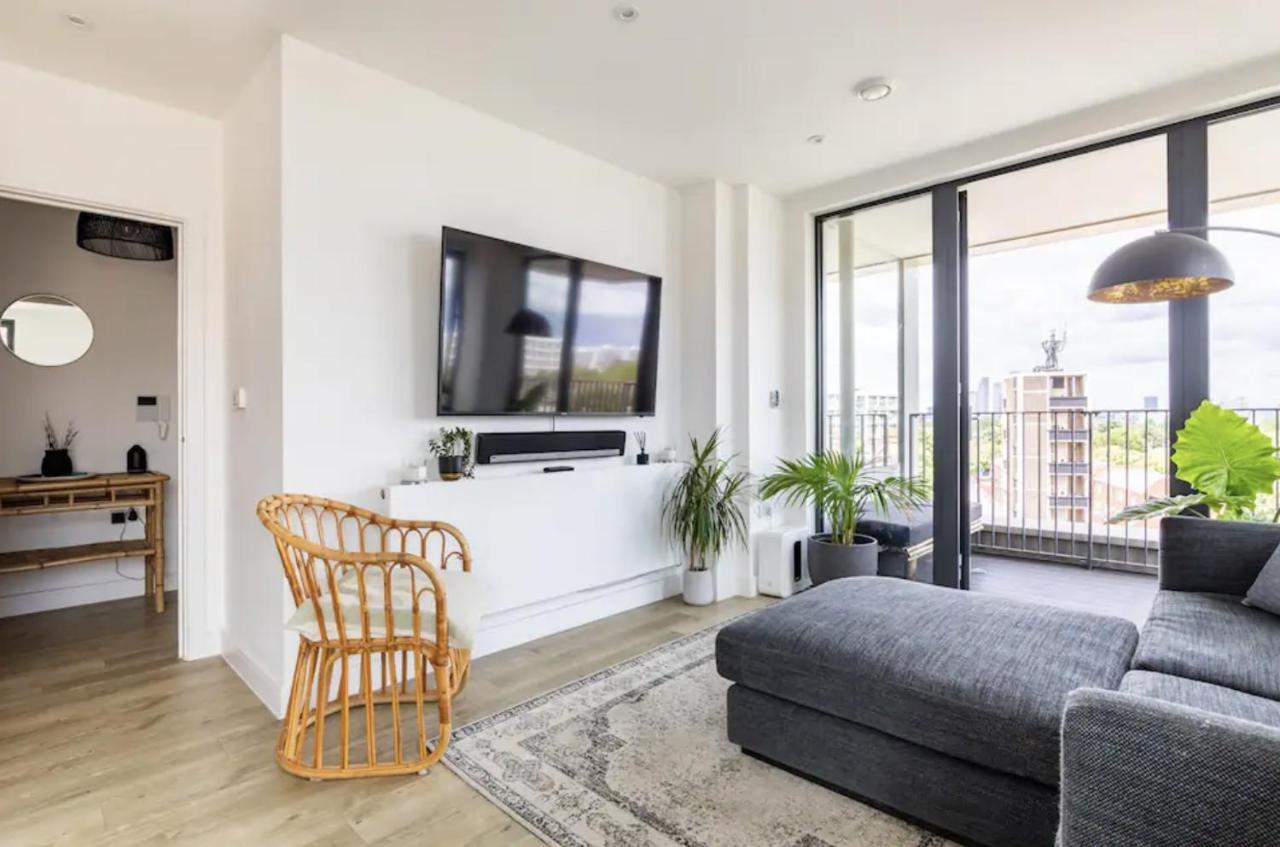 Modern 1 Bed L Views L Work Space