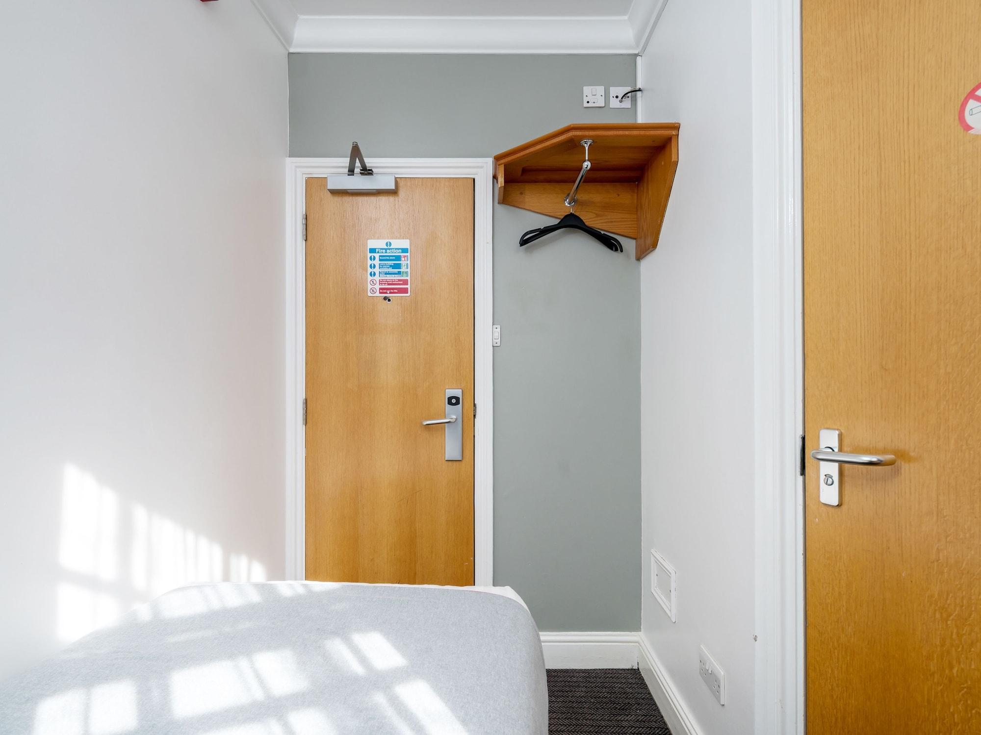 Oyo Townhouse New England, Victoria Hotel