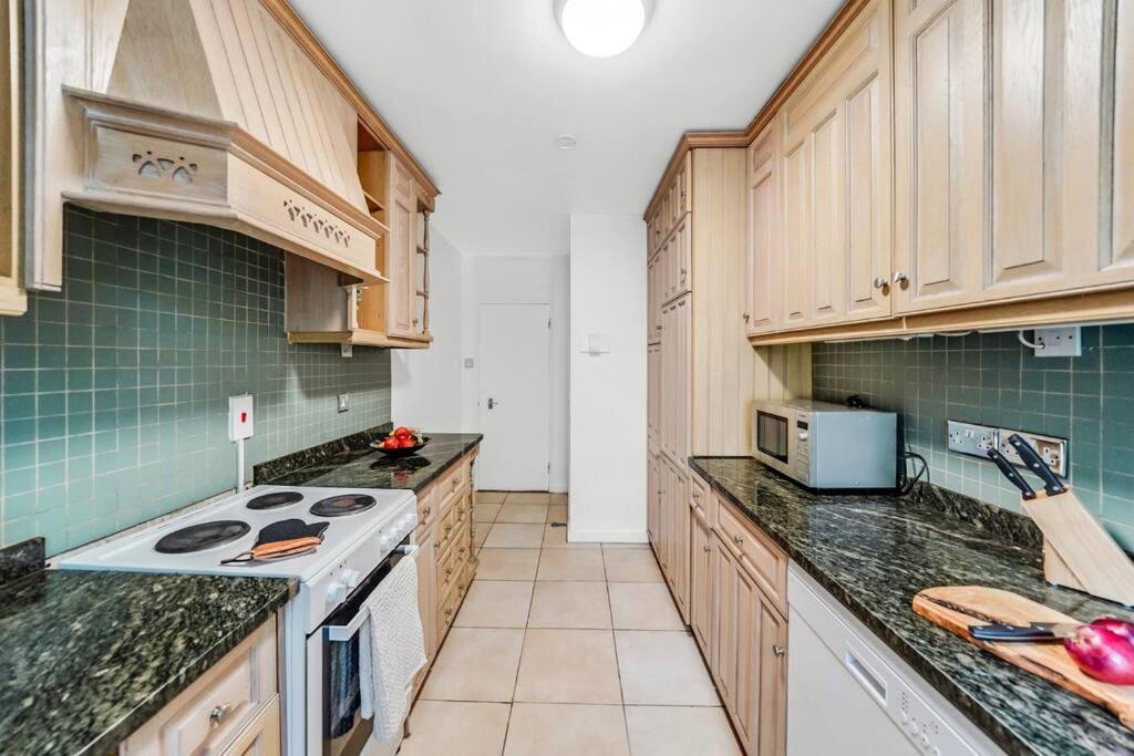 Unique 2 Bed 2 Bath Victorian Flat Regents Park * London