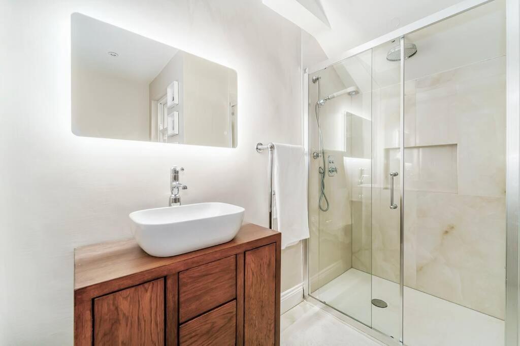 2 Bedroom Garden Flat * London