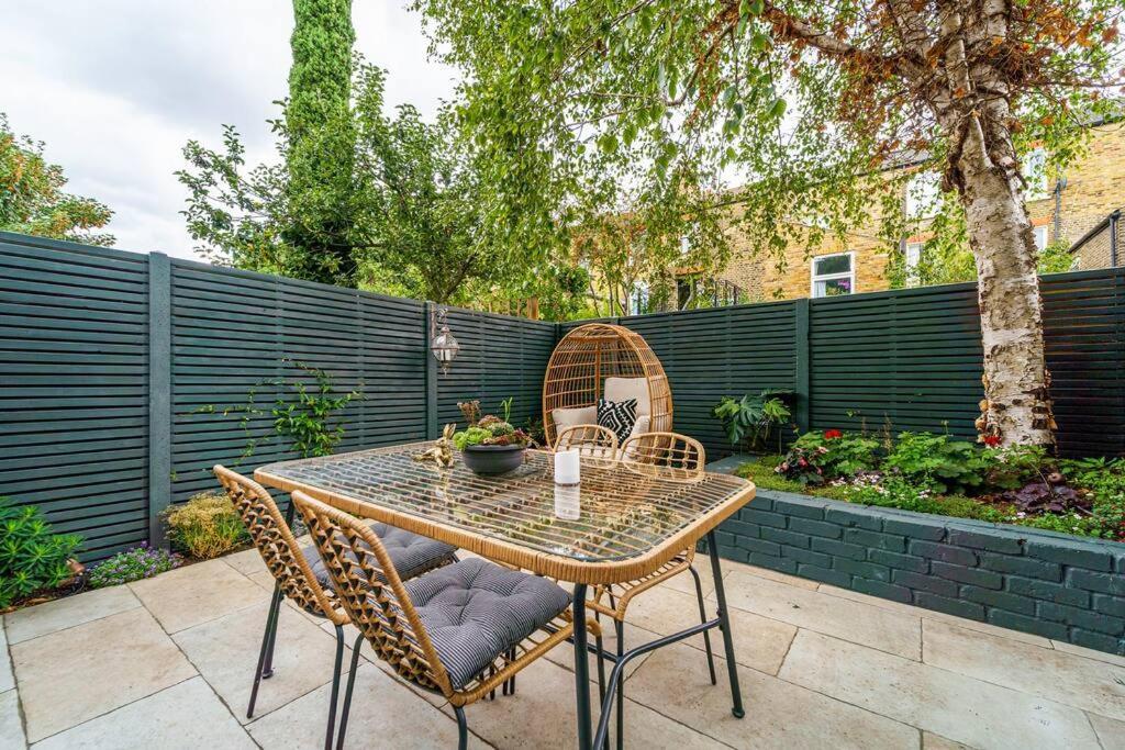 2 Bedroom Garden Flat London