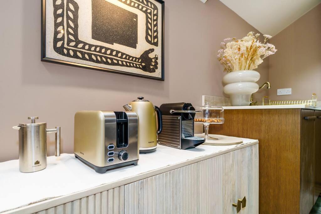 2 Bedroom Garden Flat * London