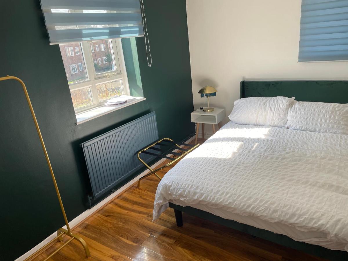 Elegant 2 Bedroom Flat In Chiswick Near Tube Stations London