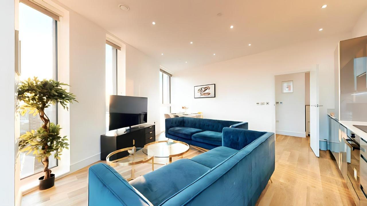 View 2-bed Battersea Penthouse - Underground Parking * London