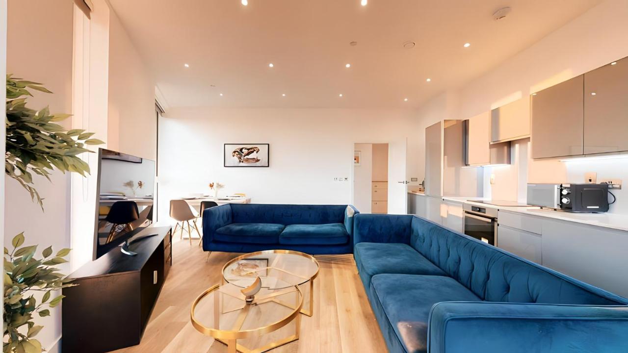 View 2-bed Battersea Penthouse - Underground Parking * London