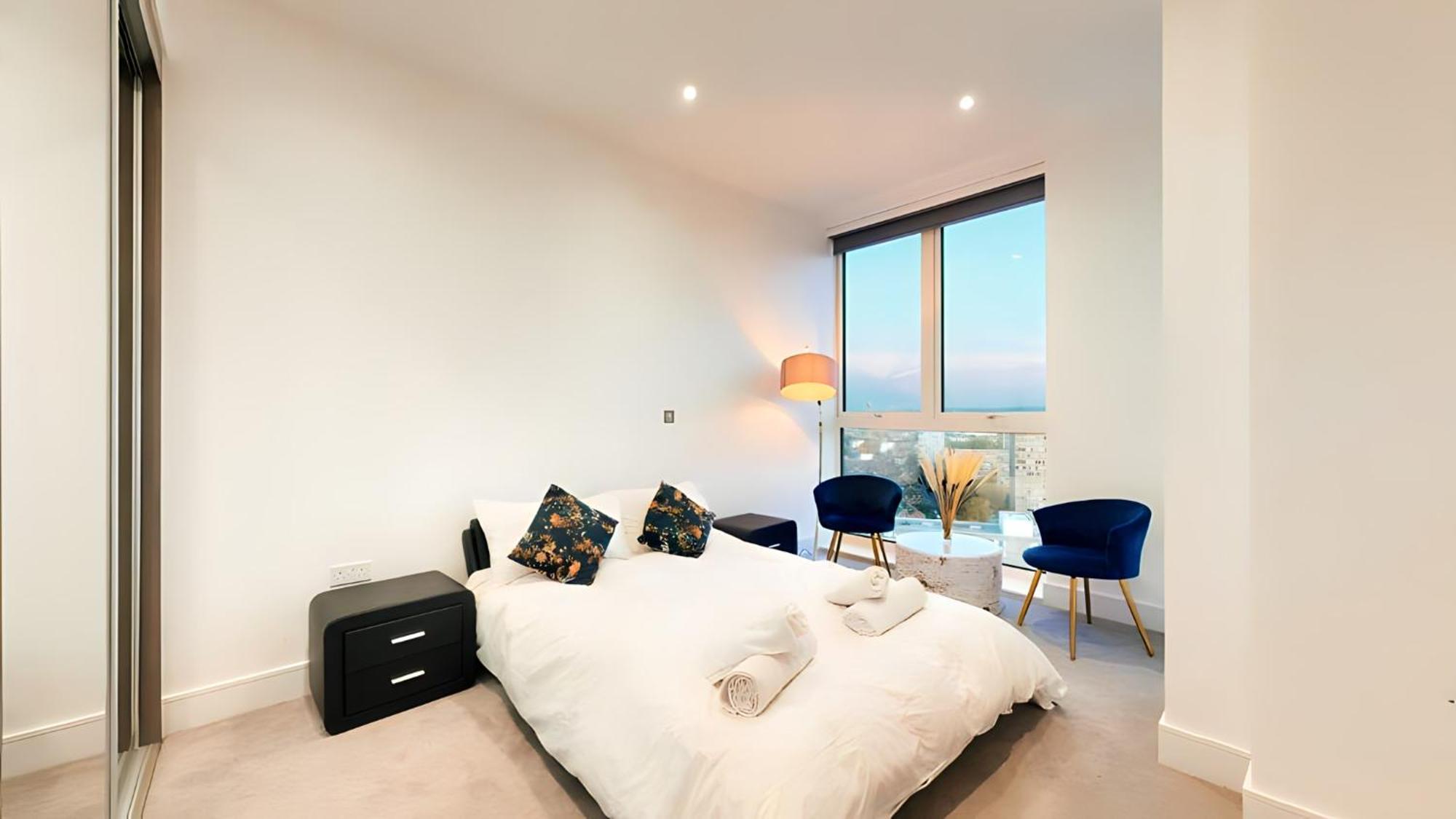 View 2-bed Battersea Penthouse - Underground Parking Apartment