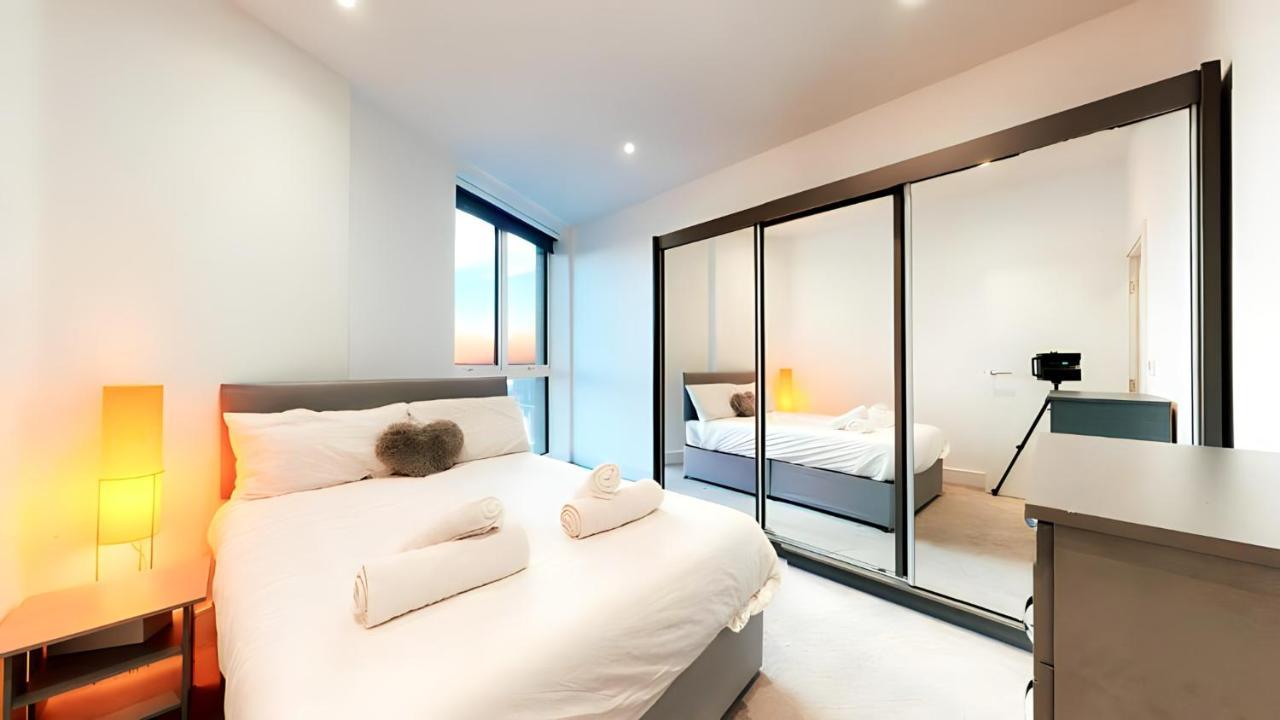 View 2-bed Battersea Penthouse - Underground Parking *