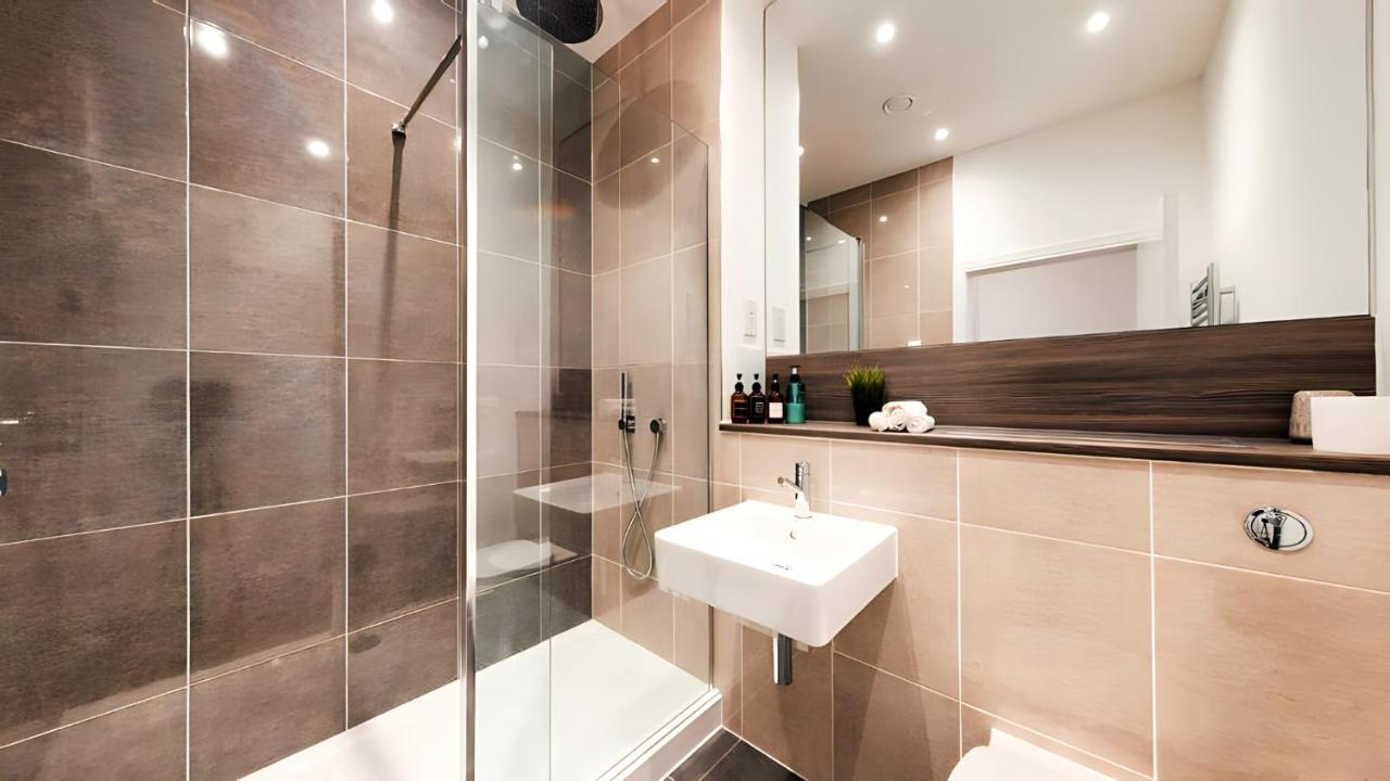 View 2-bed Battersea Penthouse - Underground Parking Apartment London