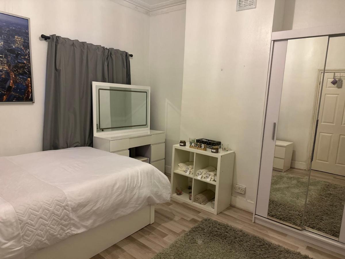 Spacious And Homely One Bedroom