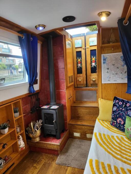Cosy Canal Boat In Little Venice For Family & Friends