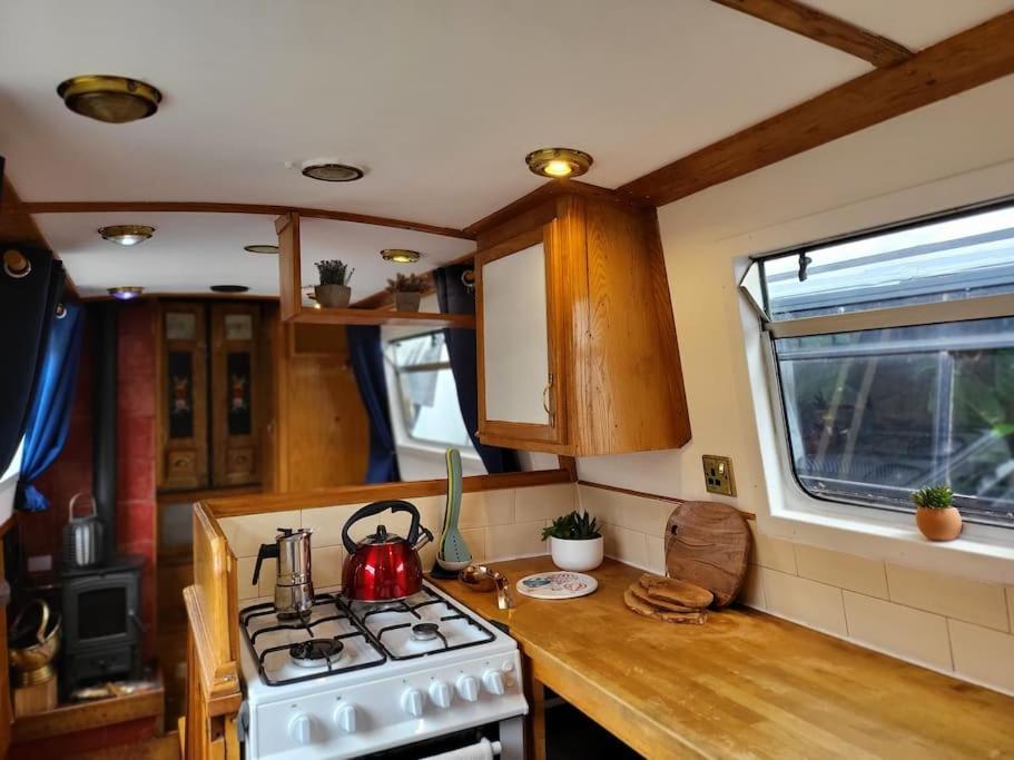 Cosy Canal Boat In Little Venice For Family & Friends Hotel en barco