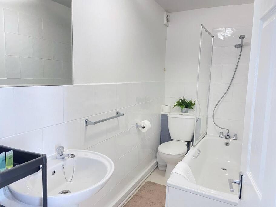 Stylish & Tranquil Flat With Excellent Connections *