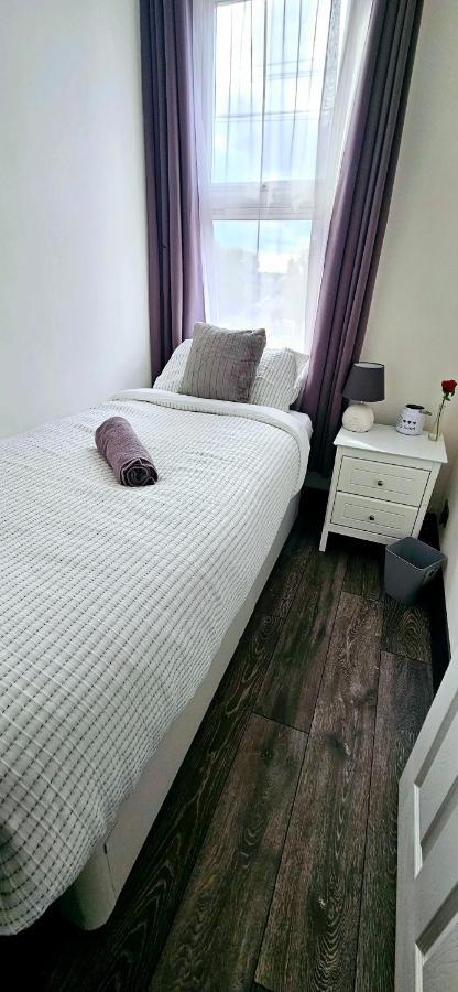 Apartamento 3 Bedroom House In Tottenham 10 Mins Walk From Seven Sisters Station Londres