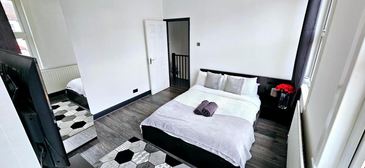 3 Bedroom House In Tottenham 10 Mins Walk From Seven Sisters Station Londres