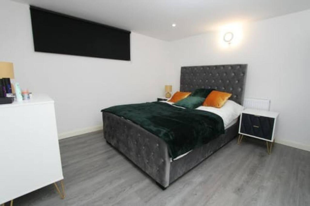 2 Bed Basement Apartment Short Term Rental & Flexible Renting Shoreditch With Free Wifi ! *