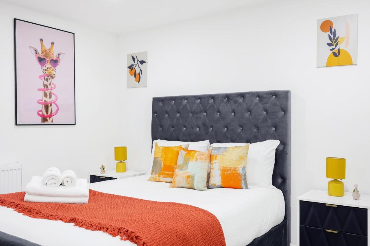 Apartment 2 Bed Basement Apartment Short Term Rental & Flexible Renting Shoreditch With Free Wifi ! *