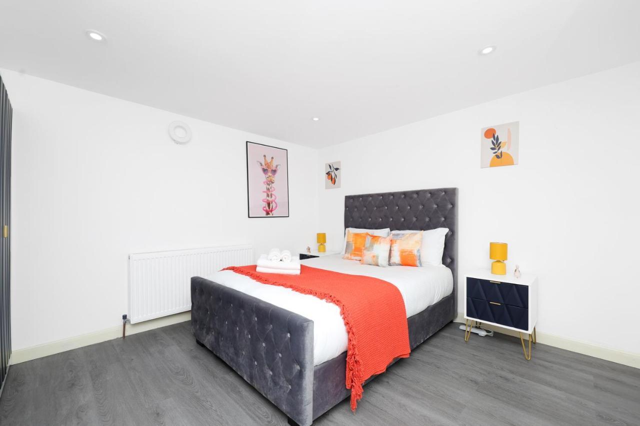 2 Bed Basement Apartment Short Term Rental & Flexible Renting Shoreditch With Free Wifi ! *