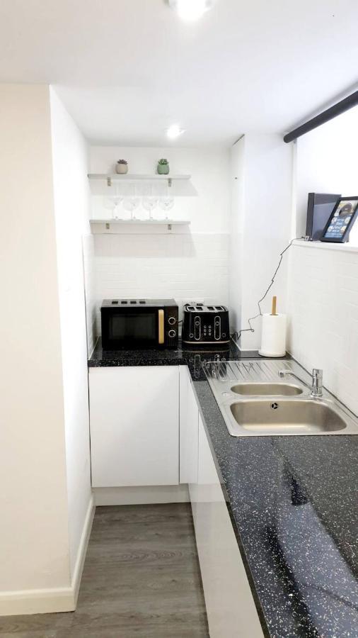 2 Bed Basement Apartment Short Term Rental & Flexible Renting Shoreditch With Free Wifi ! Apartment *