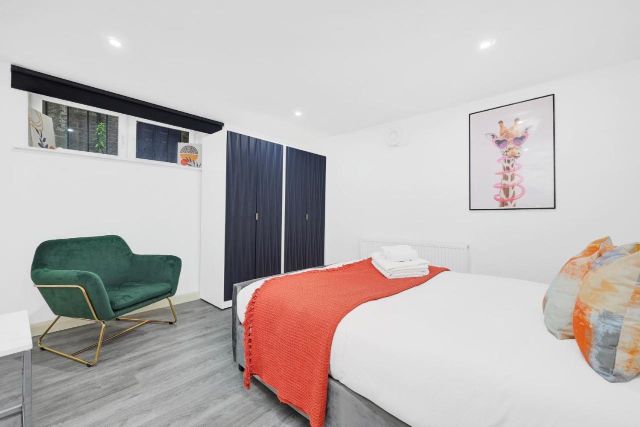 Apartment 2 Bed Basement Apartment Short Term Rental & Flexible Renting Shoreditch With Free Wifi !