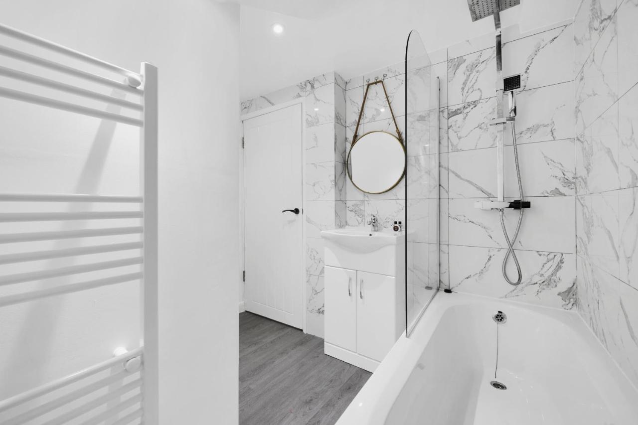 2 Bed Basement Apartment Short Term Rental & Flexible Renting Shoreditch With Free Wifi ! * London