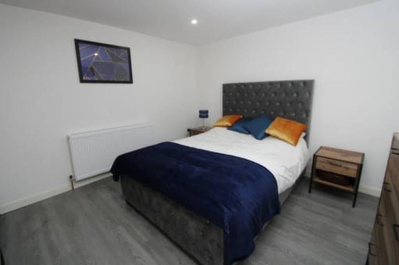 2 Bed Basement Apartment Short Term Rental & Flexible Renting Shoreditch With Free Wifi ! Apartment London