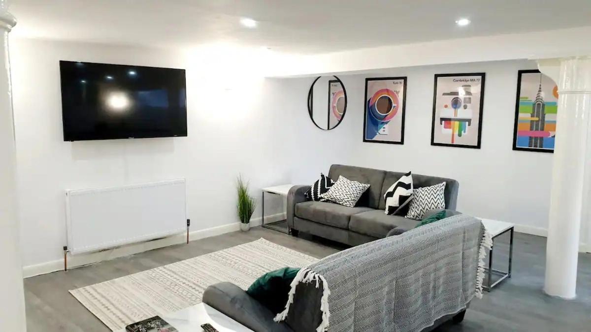 Apartment 2 Bed Basement Apartment Short Term Rental & Flexible Renting Shoreditch With Free Wifi ! *