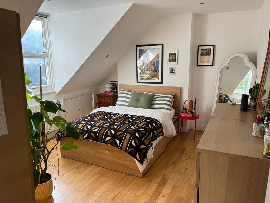 2 Bedroom Floor Flat, West Dulwich Free Street Parking Apartment *