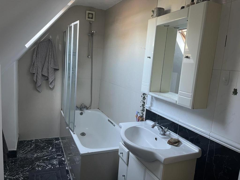 Apartment 2 Bedroom Floor Flat, West Dulwich Free Street Parking