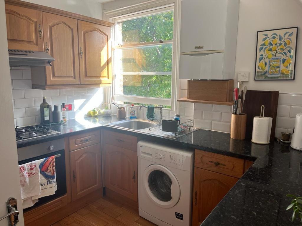 Apartment 2 Bedroom Floor Flat, West Dulwich Free Street Parking London
