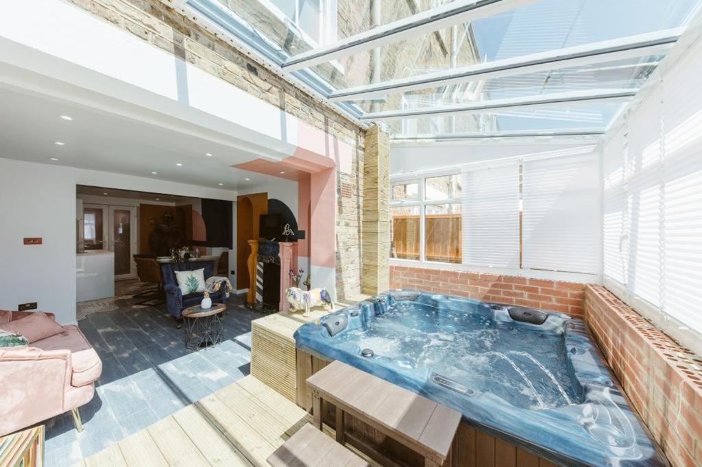 Villa Big House With En-suites A Big Garden And Hot-tub Near Tower Bridge