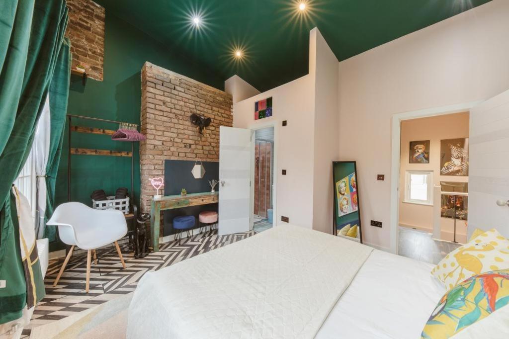 Big House With En-suites A Big Garden And Hot-tub Near Tower Bridge Villa London