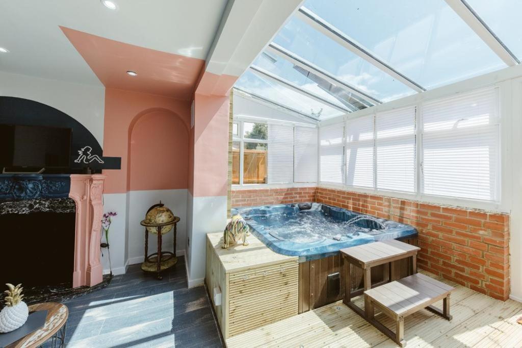 Big House With En-suites A Big Garden And Hot-tub Near Tower Bridge London