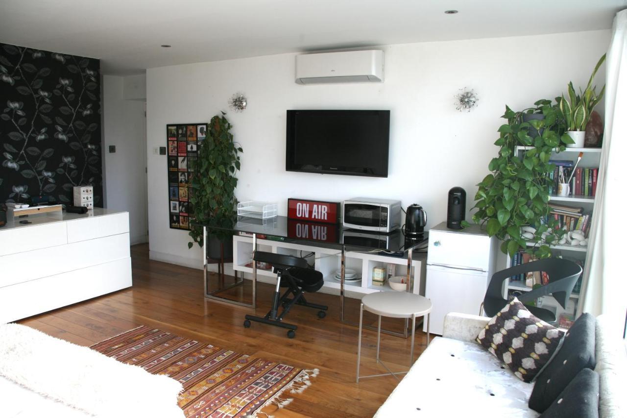 Studio For 3 With A Private Balcony In A Cubic House With Outside Pool * Londen