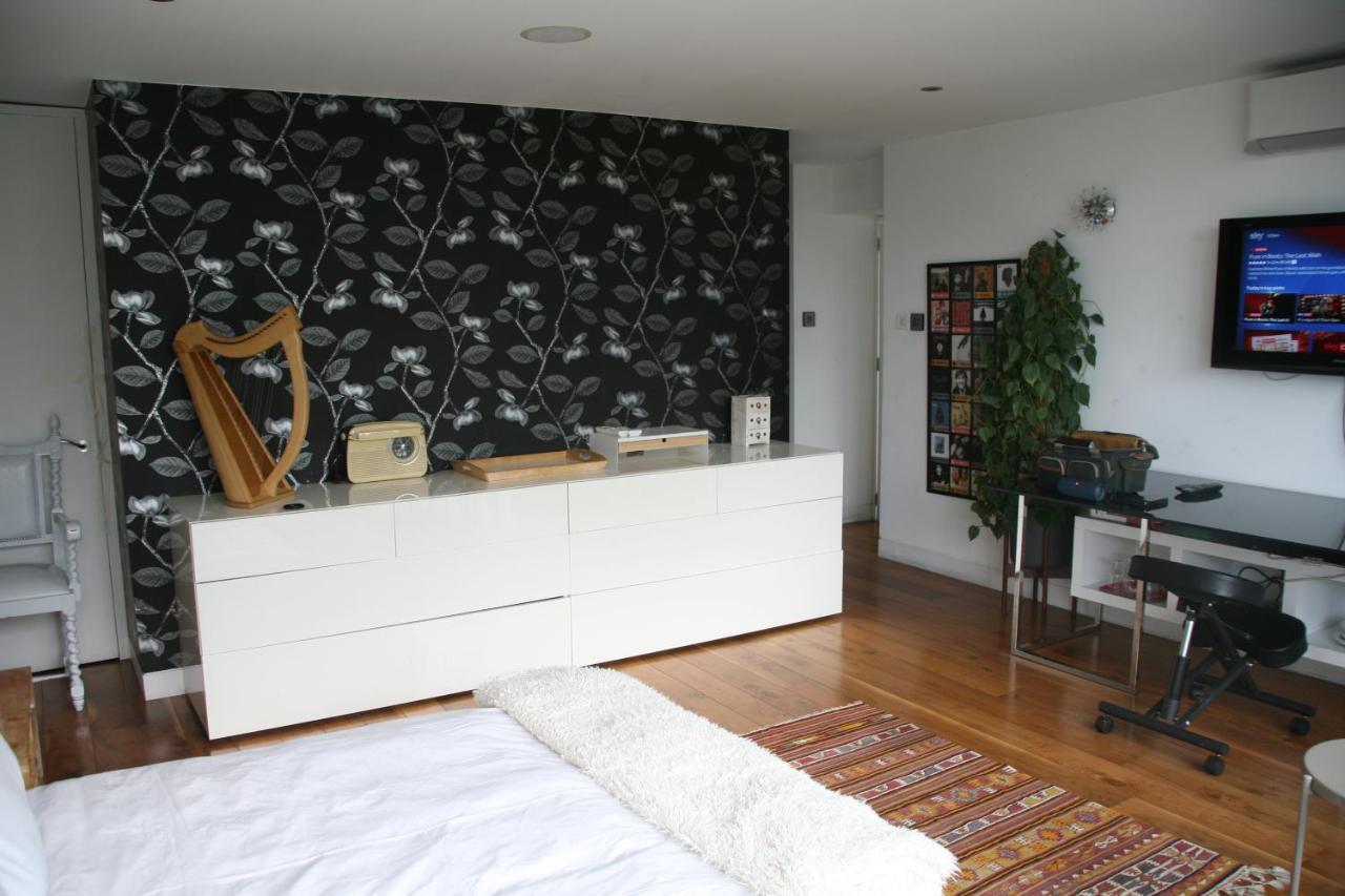 Studio For 3 With A Private Balcony In A Cubic House With Outside Pool Accommodatie bij particulieren Londen
