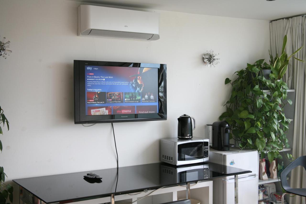 Studio For 3 With A Private Balcony In A Cubic House With Outside Pool * Londen