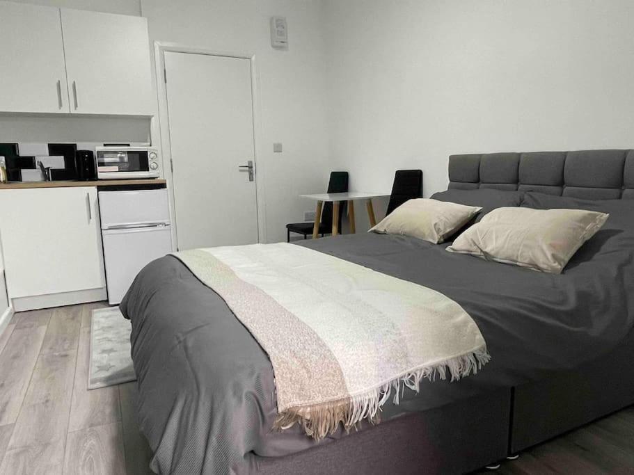 Flat Private Shower Wc And Kitchenette London