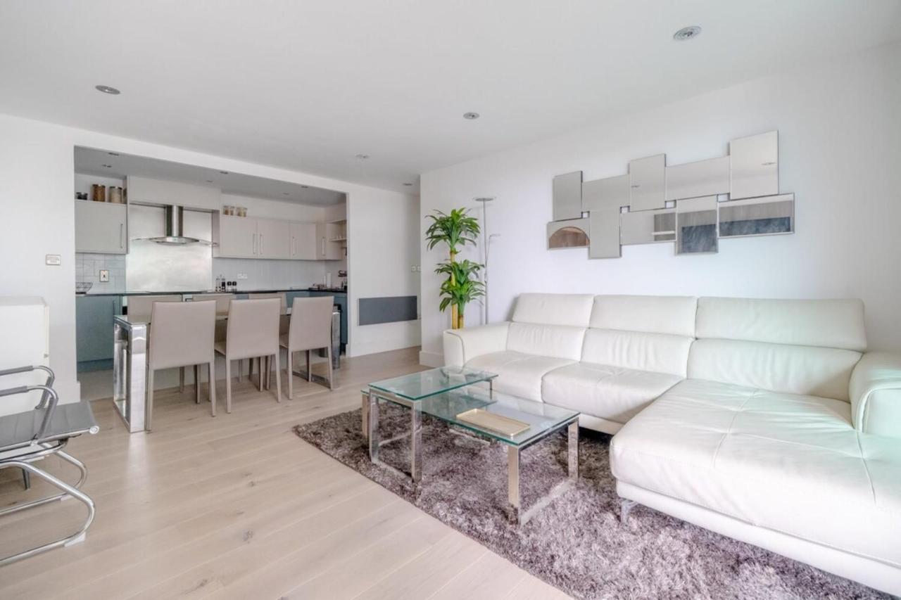 2bd Flat W River View Balcony - Vauxhall! * Londen